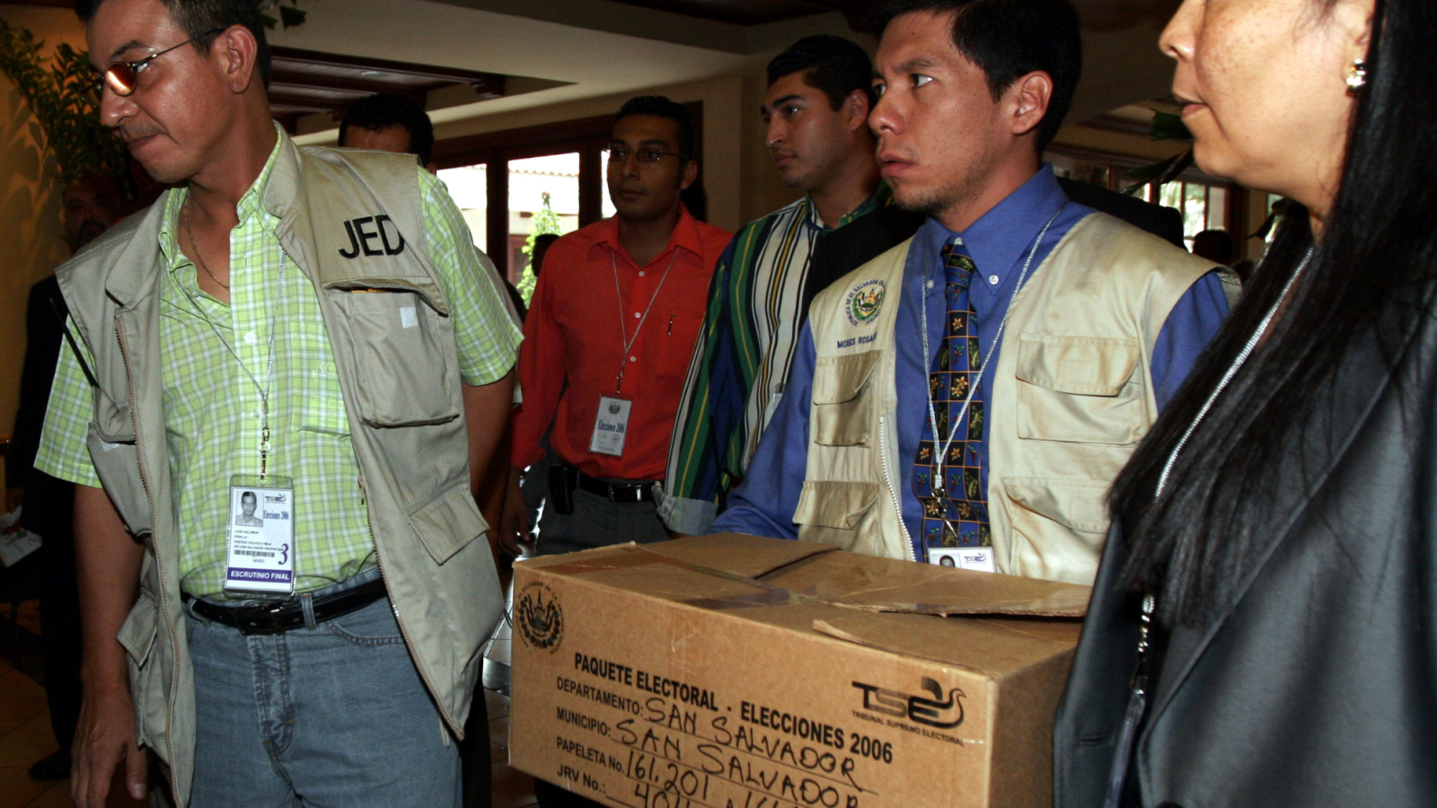 Members of the Supreme Electoral Tribunal arrive at a hotel with a box full of ballots to be counted from mayoral and legislative elections in San Salvador, El Salvador, Tuesday, March 14, 2006. ( AP Photo/Luis Romero)