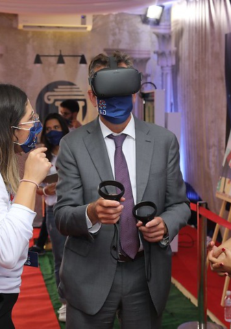 Person using VR Headset in Tunisia.