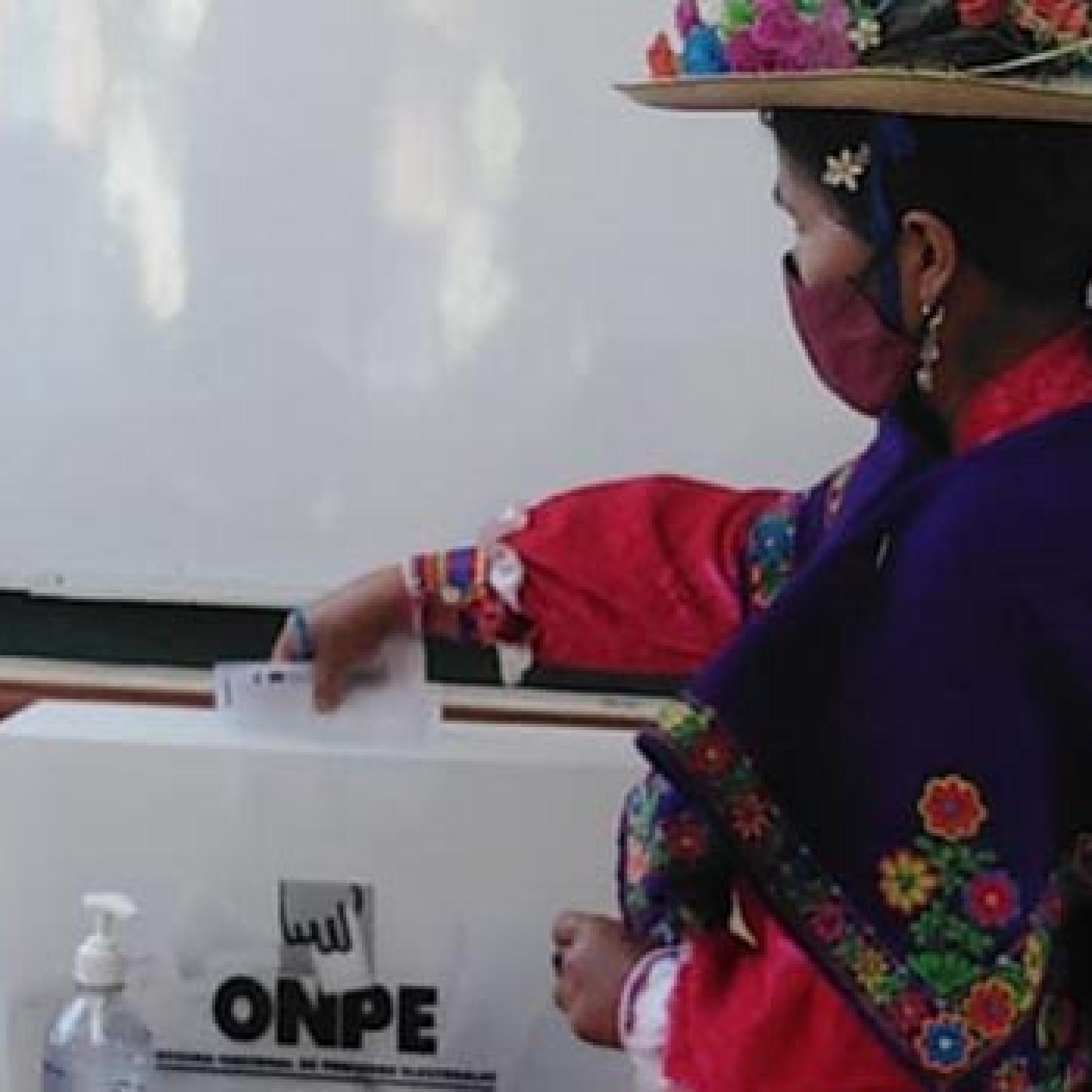 An Indigenous voter casts her ballot during Peru's 2021 elections. © National Office of Electoral Processes 